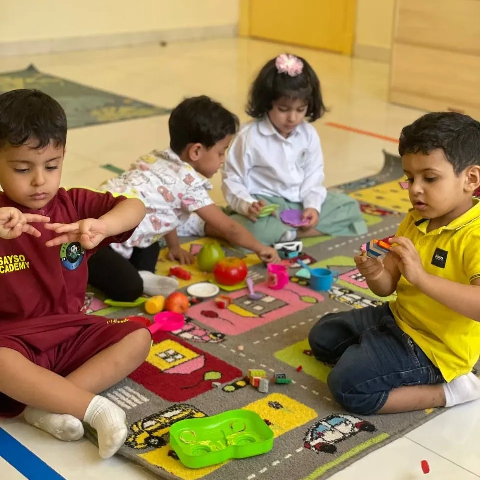 أطفال يحتفلون في نهاية الفعالية