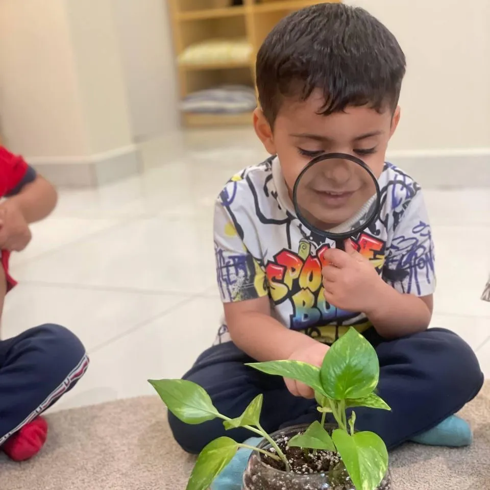 طفل يرتدي الملابس السعودية في اليوم الوطني